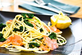 Μακαρόνια με σπανάκι και καπνιστό σολομό