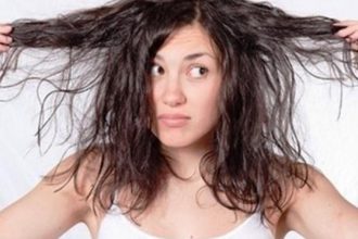 Απαλλαγείτε άμεσα από τη λιπαρότητα στα μαλλιά με ένα υλικό από την κουζίνα σας