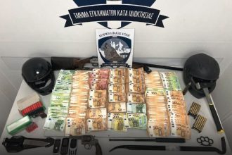 Τα προνοιακά επιδόματα «έκαψαν» τους έξι ληστές της χρηματαποστολής στο Λαύριο - Όπλα και 211.000 ευρώ βρέθηκαν στα σπίτια τους (ΒΙΝΤΕΟ)