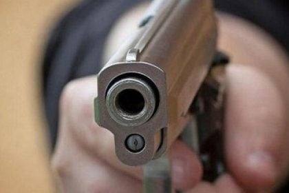 Πάτρα: Άγριο επεισόδιο σε νυχτερινό μαγαζί - Τον έριξε αναίσθητο από γροθιά και όπλισε πιστόλι σε βάρος του