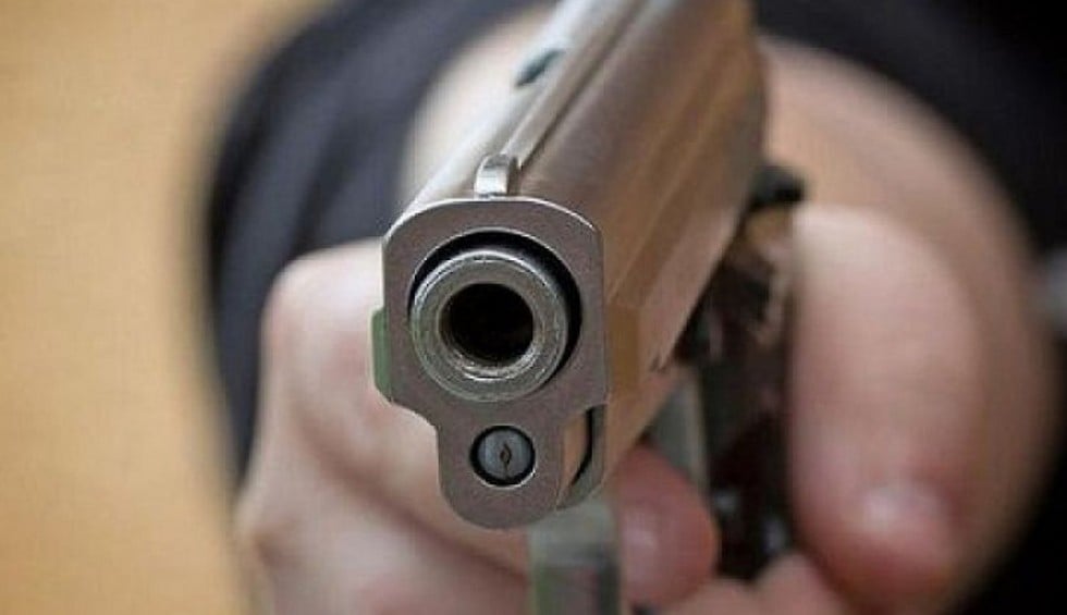 Πάτρα: Άγριο επεισόδιο σε νυχτερινό μαγαζί - Τον έριξε αναίσθητο από γροθιά και όπλισε πιστόλι σε βάρος του