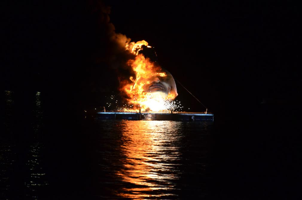 Ρίχτηκε στη πυρά ο Βασιλιάς Καρνάβαλος - "Βροχή" τα πυροτεχνήματα στο μόλο της Αγίου Νικολάου - ΦΩΤΟΓΡΑΦΙΑ