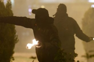 Κουκουλοφόροι πέταξαν μολότοφ τα ξημερώματα έξω από το Τουρκικό Προξενείο