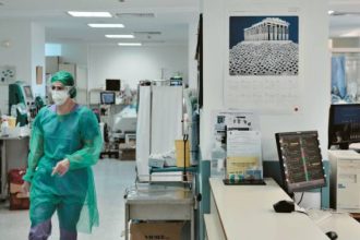 Κορονοϊός: Απίστευτη άνοδος κρουσμάτων και διασωληνώσεων – Γιατί ο ιός καλπάζει το φετινό καλοκαίρι