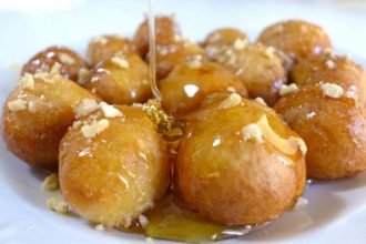 Εύκολοι λαχταριστοί λουκουμάδες με μόλις 2 υλικά