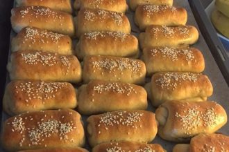 Λουκανικοπιτάκια με βελούδινη ζύμη