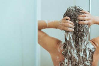 Τελικά πόσο συχνά πρέπει να λουζόμαστε;