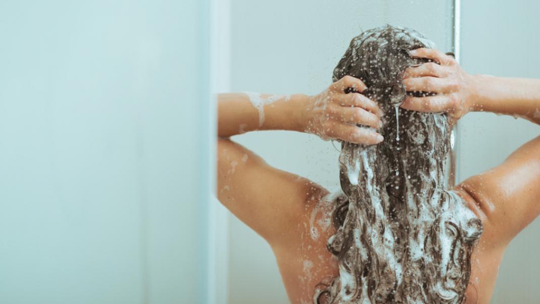 Τελικά πόσο συχνά πρέπει να λουζόμαστε;