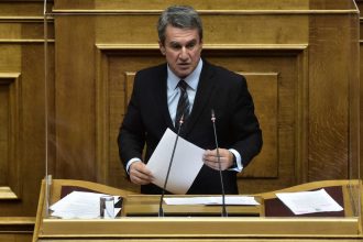 Ο Λοβέρδος εξηγεί γιατί ήθελε να σπάσει τη μύτη του Τσίπρα