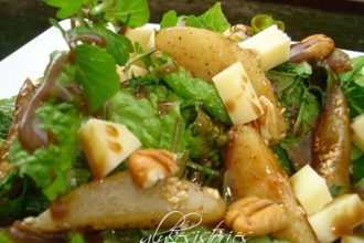 Σαλάτα με τηγανιτά αχλάδια και καπνιστό Βερμίου