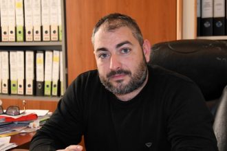 Ο Μιχάλης Αναστασίου στη συγκέντρωση των κατοίκων στο Γηροκομειό