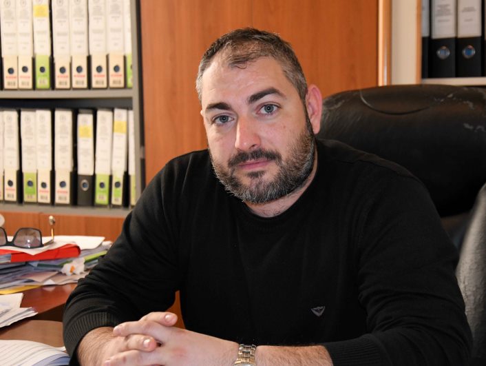 Ο Μιχάλης Αναστασίου στη συγκέντρωση των κατοίκων στο Γηροκομειό