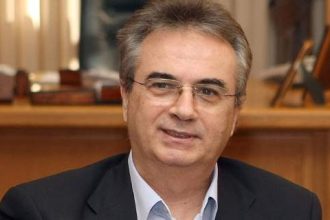 Η αδήλωτη σύμπλευση Τσίπρα-Καραμανλή