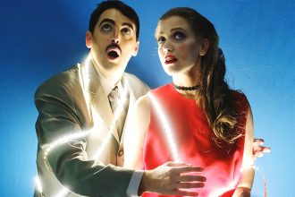 «Μαχαίρι στο κόκαλο» στο θέατρο Act