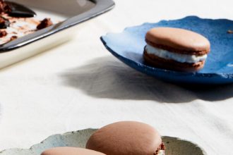 Μακαρόν από παξιμάδια χαρουπιού, ανθότυρο και μαστίχα