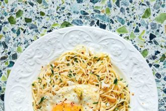 Mακαρονάδα σαν τσουχτή με νιώτικο κεφαλοτύρι και αυγό μάτι