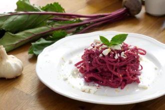 Φτιάξτε στο σπίτι την τέλεια μακαρονάδα με πέστο παντζαριού