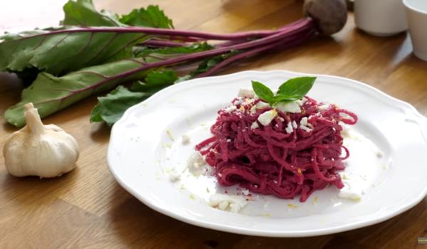 Φτιάξτε στο σπίτι την τέλεια μακαρονάδα με πέστο παντζαριού