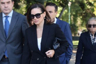 Όλγα Κεφαλογιάννη: Στην Ευελπίδων για τα ασφαλιστικά μέτρα κατά του Μίνωα Μάτσα - «Είμαι εδώ για τα παιδιά μου»