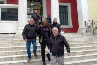 Στο πλευρό των πατροκτόνων της Εύβοιας, η μητέρα τους - «Το θύμα είχε κακοποιητική συμπεριφορά»