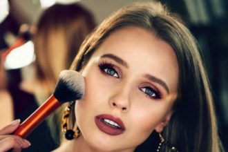 Μακιγιάζ: Πώς να βαφτείς για να μην «λιώσει» λόγω ζέστης