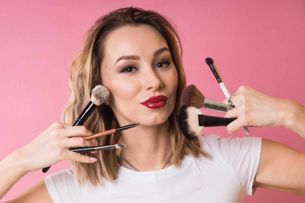 Μακιγιάζ: Τα 5 λάθη που κάνουν οι γυναίκες στα 50 και φαίνονται μεγαλύτερες
