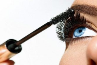 Ο λόγος που πρέπει να χρησιμοποιήσετε δύο μάσκαρα σήμερα κιόλας