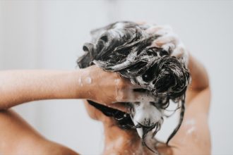Μήπως λούζετε με λάθος τρόπο τα μαλλιά σας;
