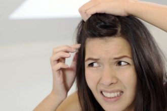 Πόσο κακό είναι να τραβάμε τις άσπρες τρίχες από τα μαλλιά