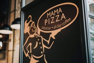Μama Pizza Bar All Day Coffee: Τσικνοπέμπτη μεσημέρι τσικνίζουμε μετά μουσικής!
