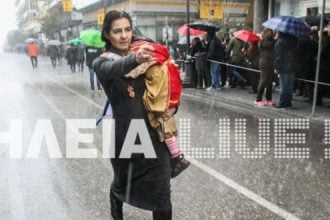 ΣΥΓΚΛΟΝΙΖΕΙ – Η αγανακτισμένη μάνα που έκανε μόνη της παρέλαση μέσα στην βροχή - ΔΕΙΤΕ ΤΟ ΒΙΝΤΕΟ