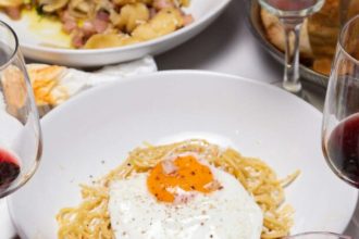 Μανιάτικη μακαρονάδα με μυζήθρα και αυγό μάτι