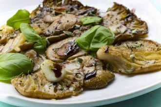 Μανιτάρια πλευρώτους με σκόρδο και βασιλικό