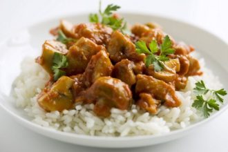 Μανιτάρια κοκκινιστά με ρύζι