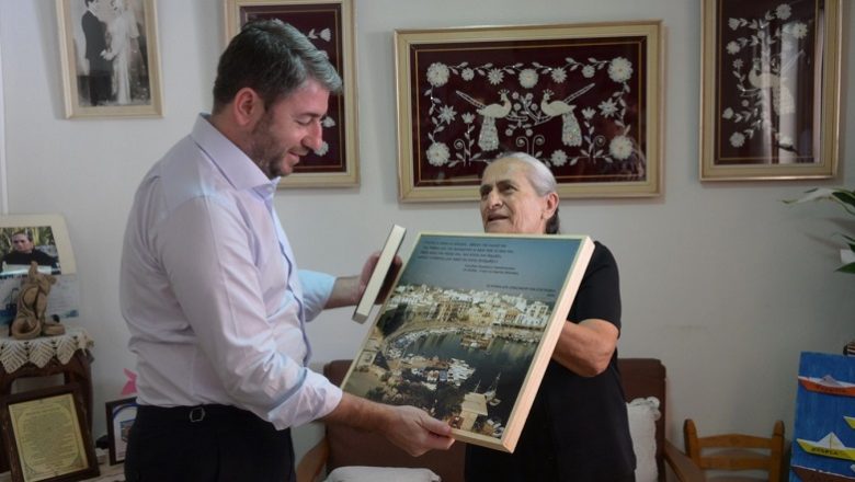 Τη Χαρίτα Μάντολες, πρόσωπο – σύμβολο της κυπριακής τραγωδίας, συνάντησε ο Νίκος Ανδρουλάκης