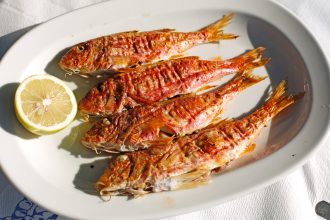 Πώς ταιριάζουμε το ελληνικό κρασί με ψάρι το καλοκαίρι