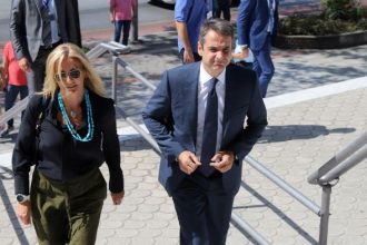 Στις 28 Δεκεμβρίου θα εμβολιαστούν Κυριάκος και Μαρέβα Μητσοτάκη
