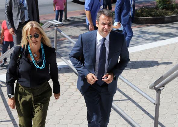 Στις 28 Δεκεμβρίου θα εμβολιαστούν Κυριάκος και Μαρέβα Μητσοτάκη