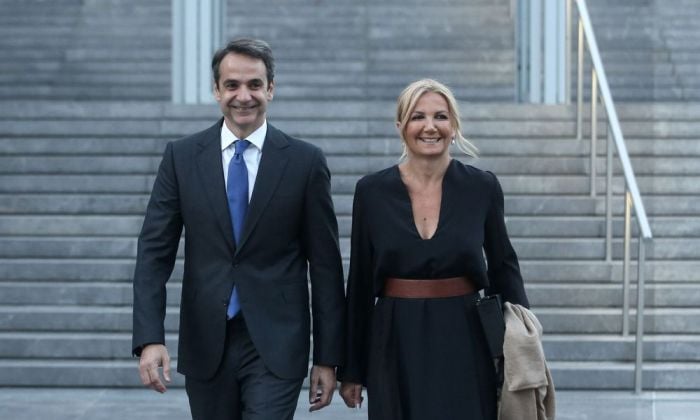 H διαδικτυακή ευχή του Κυριάκου Μητσοτάκη στη σύζυγό του - ΦΩΤΟ