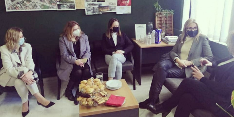 Μαρέβα Μητσοτάκη -Μαρία Συρεγγέλα: Επίσκεψη στο Συμβουλευτικό Κέντρο Τρικκαίων