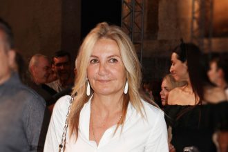 Πώς μπορείτε να φορέσετε μια μεταλιζέ φούστα - Μαθήματα στυλ από την Μαρέβα Μητσοτάκη