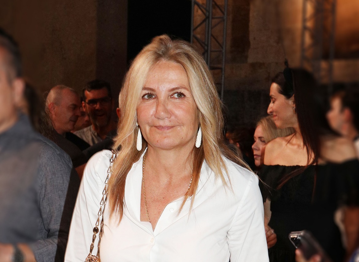 Πώς μπορείτε να φορέσετε μια μεταλιζέ φούστα - Μαθήματα στυλ από την Μαρέβα Μητσοτάκη