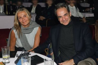 Μαρέβα Μητσοτάκη: Η βραδινή έξοδος με δερμάτινο παντελόνι και βελούδινο σακάκι