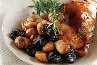 Μαριναρισμένο κοτόπουλο με κάστανα και δαμάσκηνα