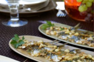 Σαρδέλα μαρινάτη με κουκουνάρια, μέλι και μουστάρδα στον φούρνο