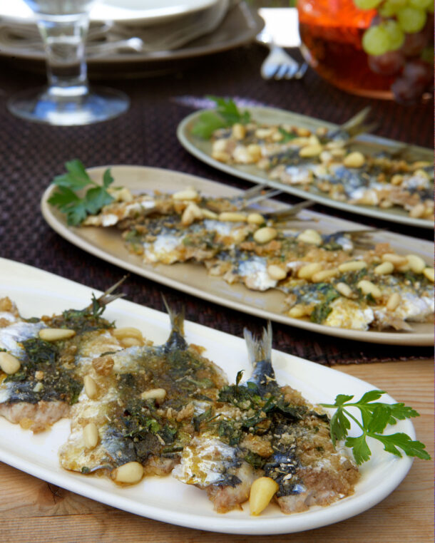 Σαρδέλα μαρινάτη με κουκουνάρια, μέλι και μουστάρδα στον φούρνο