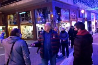 Χαμός για τη βόλτα του Μπέου χωρίς μάσκα στο Βόλο