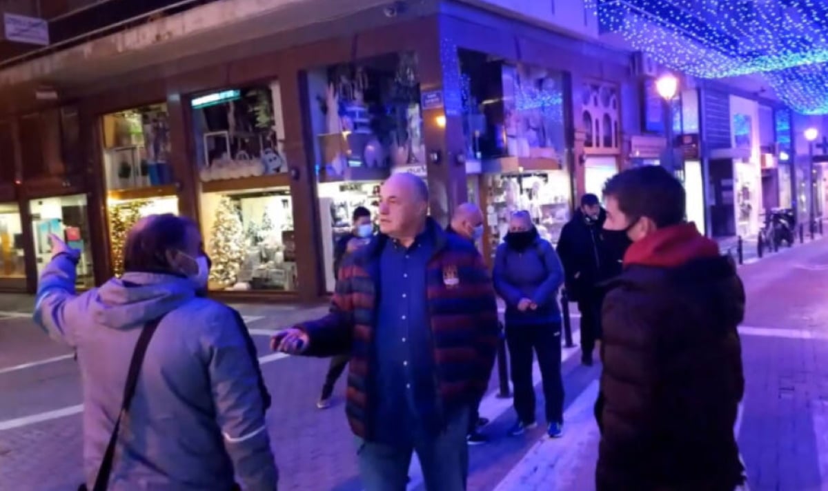 Χαμός για τη βόλτα του Μπέου χωρίς μάσκα στο Βόλο