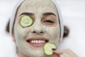 Συσφικτική μάσκα προσώπου με γιαούρτι και αγγούρι