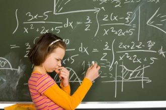 Άγχος για τις επιδόσεις τους στα μαθηματικά έχουν τα κορίτσια